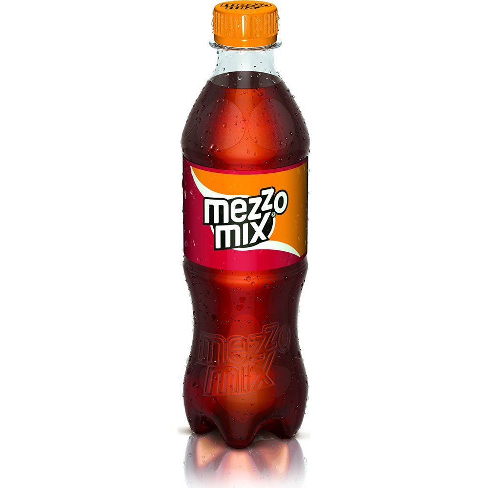 Eine Mezzo Mix PET 0,5-Liter-Flasche mit orangefarbenem Verschluss und orange-rotem Etikett steht vor einem weißen Hintergrund. Die Marke ist Mezzo Mix, angeboten als 12er-Packung von 0,5-L-Einwegflaschen (EINWEG).