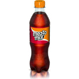 Eine Mezzo Mix PET 0,5-Liter-Flasche mit orangefarbenem Verschluss und orange-rotem Etikett steht vor einem weißen Hintergrund. Die Marke ist Mezzo Mix, angeboten als 12er-Packung von 0,5-L-Einwegflaschen (EINWEG).