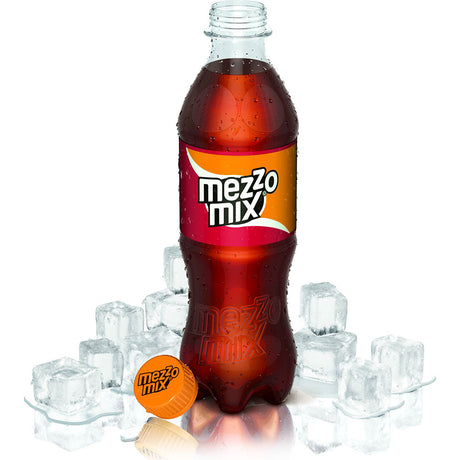 Eine Mezzo Mix PET 12x 0,5 Liter (EINWEG) Flasche von Mezzo Mix mit einem orangefarbenen Deckel, klassisches Cola-Mix-Getränk, dargestellt mit Eiswürfeln auf weißem Hintergrund.