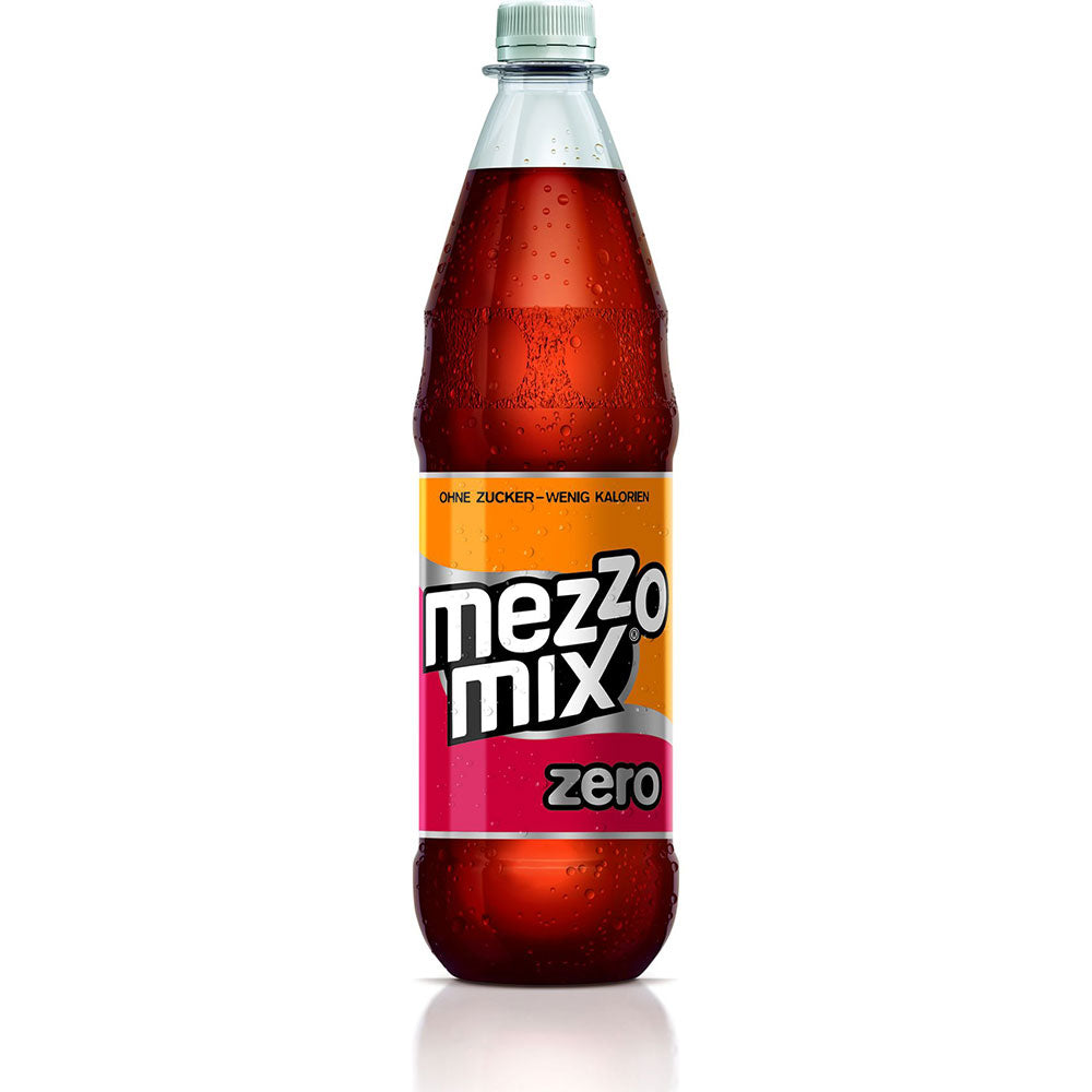 Eine gekühlte Flasche Mezzo Mix Zero PET 12x1L (MEHRWEG) von Mezzo Mix, dem zuckerfreien Cola-Mix Getränk, dargestellt mit Kondenswasser vor weißem Hintergrund.
