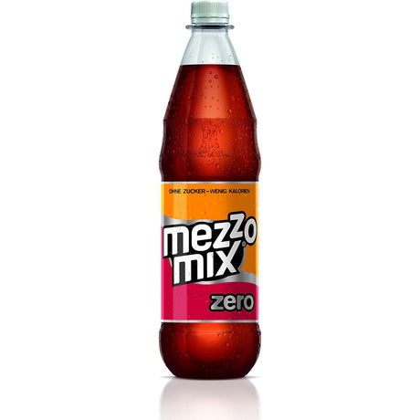 Eine gekühlte Flasche Mezzo Mix Zero PET 12x1L (MEHRWEG) von Mezzo Mix, dem zuckerfreien Cola-Mix Getränk, dargestellt mit Kondenswasser vor weißem Hintergrund.