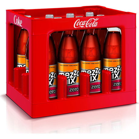 Ein roter Kasten Mezzo Mix Zero PET 12x1L Flaschen, gebrandet von Mezzo Mix, ist ein zuckerfreies Cola-Mix Getränk - eine orange-schwarz etikettierte Erfrischung für jede Gelegenheit.