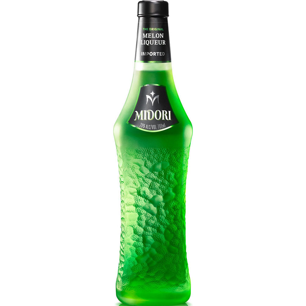 Eine grüne 0,7-Liter-Flasche Midori Melonenlikör 20% von Midori, inspiriert von japanischem Likör und hergestellt mit Yubari-Melonen, hat ein strukturiertes Glas und eine schwarze Kappe, abgebildet auf einem weißen Hintergrund.
