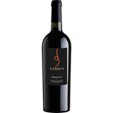 Eine dunkle Weinflasche mit der Aufschrift Cantine Minini Primitivo Quietum Appassimento 2024 hebt sich durch ein kühnes schwarz-orangefarbenes Design ab, das diesen italienischen Rotwein von Cantine Minini vor einem strahlend weißen Hintergrund hervorhebt.