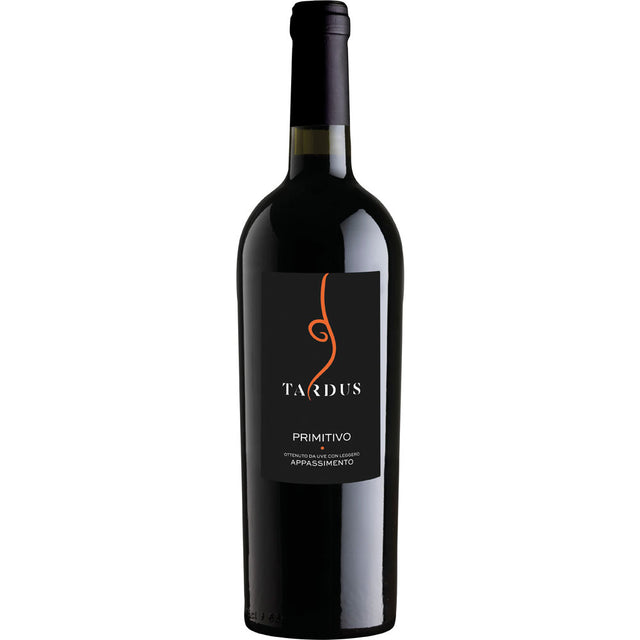 Eine dunkle Weinflasche mit der Aufschrift Cantine Minini Primitivo Quietum Appassimento 2024 hebt sich durch ein kühnes schwarz-orangefarbenes Design ab, das diesen italienischen Rotwein von Cantine Minini vor einem strahlend weißen Hintergrund hervorhebt.