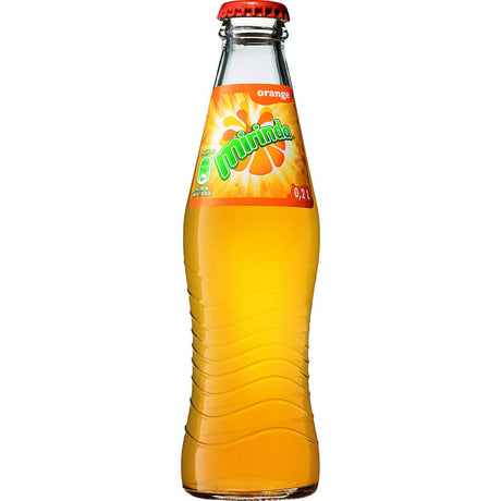 Eine 0,2-L-Glasflasche Mirinda Erfrischungsgetränk (MEHRWEG) mit orangefarbenem Verschluss und leuchtend orangefarbenem Etikett aus der Mirinda 24er Packung.