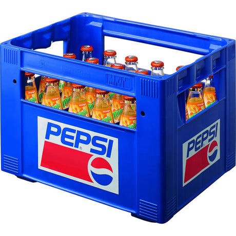Blauer Pepsi-Kasten mit 24 Glasflaschen Mirinda 0,2 l (MEHRWEG), Etiketten deutlich sichtbar durch die Öffnungen des Kastens, vor weißem Hintergrund.