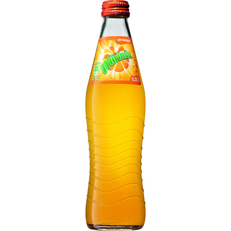 Eine 0,33-L-Glasflasche von Mirinda (MEHRWEG) mit orangefarbenem Verschluss und Etikett, gefüllt mit einem leuchtend orangefarbenen Erfrischungsgetränk. Erhältlich in einer 24er-Packung.