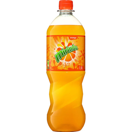 Mirinda PET 12x 1 Liter (MEHRWEG) Flasche von Mirinda, orangig-fruchtig Geschmack, Original seit 1970, mit orangem Etikett und rotem Verschluss auf weißem Hintergrund.