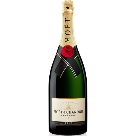 Eine 1,5-Liter-Flasche Moet & Chandon Champagner Brut Imperial mit Goldfolienverschluss und elegantem Etikett der berühmten Marke aus Epernay.