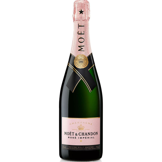 Eine 0,75-Liter-Flasche Moet & Chandon Champagner Brut Rosé mit der für die Marke typischen rosafarbenen Halsfolie und dem Etikett.
