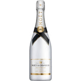 A 0,75L Flasche Moet & Chandon Champagner ICE Imperial, der ideale Sommer-Champagner mit weiß-goldenem Etikett und schwarzen Akzenten - perfekt für Champagner auf Eis.
