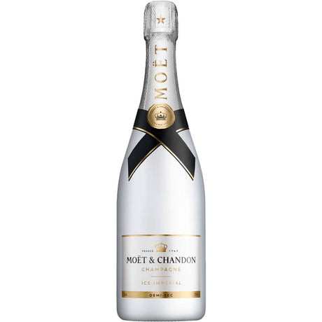 A 0,75L Flasche Moet & Chandon Champagner ICE Imperial, der ideale Sommer-Champagner mit weiß-goldenem Etikett und schwarzen Akzenten - perfekt für Champagner auf Eis.