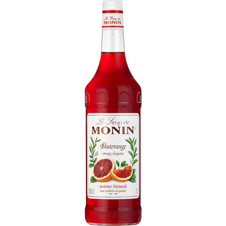 Eine 1-Liter-Flasche Monin Blutorange Sirup ist mit einem illustrierten Etikett mit Blutorangenscheiben und grünen Blättern versehen, die den erstklassigen Blutorangengeschmack von Monin hervorheben.