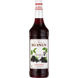 Die 1-Liter-Flasche Monin Brombeere Sirup hat ein Etikett mit Brombeeren und grünen Blättern, ideal zum Mixen leckerer veganer Getränke.