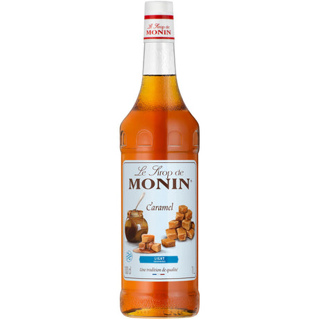 Eine Flasche Monin Caramel Light Sirup zuckerreduziert 1 Liter mit Karamellbonbons und Sauce auf dem Etikett, der leckere Karamellsirup von Monin mit weniger Zucker.