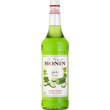 Auf dem Etikett der grünen 1-Liter-Flasche Monin Gurke Sirup sind Gurken und gelbe Blumen abgebildet, was ihn zu einem erfrischenden Gurkensirup für Ihre Lieblingscocktailkreationen macht.