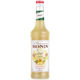 Eine 0,7-Liter-Flasche Monin Ingwer Ingwer Konzentrat von Monin mit weißem Etikett und Ingwer-Illustrationen - ideal, um Cocktails oder selbstgemachtem Ingwerbier einen würzigen Kick zu verleihen.