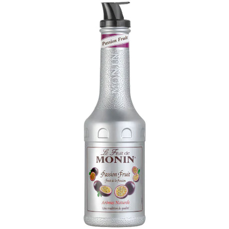Monin Le Fruit Maracuja Passion Fruit FruchtPüree 1 Liter von Monin kommt in einer silbernen Flasche mit Passionsfruchtmotiven und einem schwarzen Pumpverschluss.