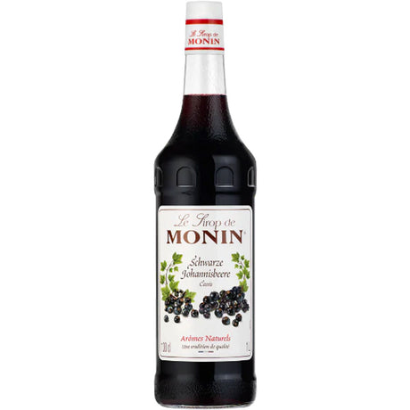 Eine 1-Liter-Flasche Monin Schwarze Johannisbeere Sirup mit weißem Etikett, verziert mit schwarzen Johannisbeeren und grünen Blättern - ideal, um Getränken wie Kir Royal eine fruchtige Note zu verleihen.