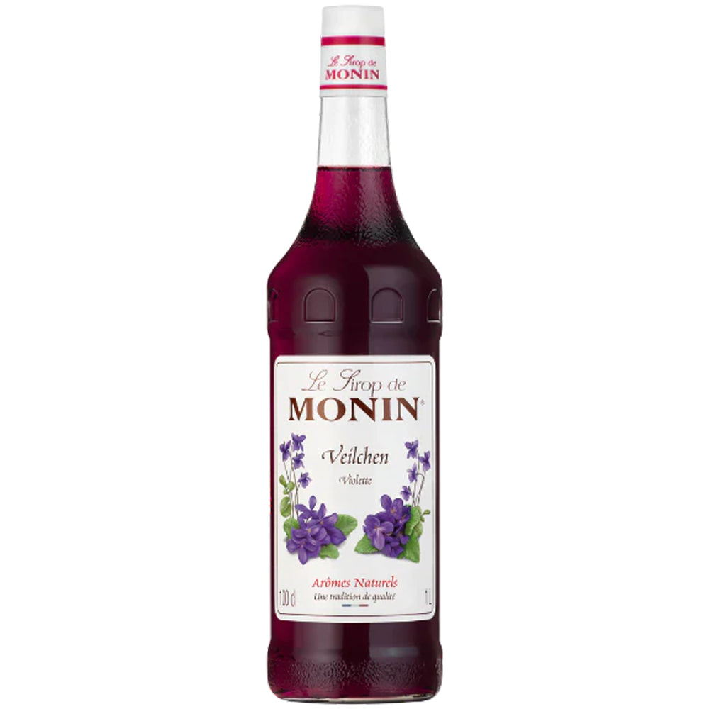 Eine 1-Liter-Flasche „Monin Veilchen Sirup“ von Monin mit leuchtend violettem Sirup und einem Etikett, das mit Veilchen verziert ist – ideal, um Ihren Getränken und Desserts eine blumige Note zu verleihen.