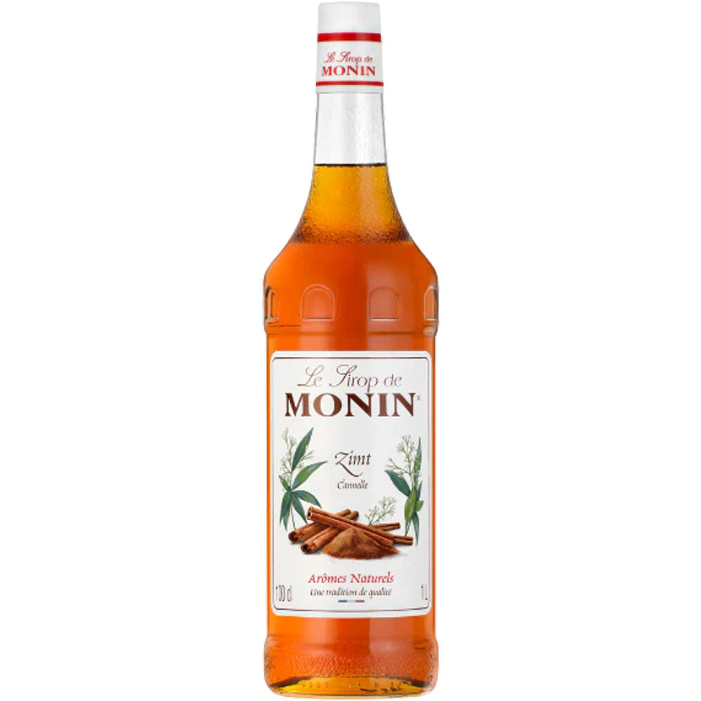 Ein 1-Liter Monin Zimt Sirup mit weißem Etikett, verziert mit Zimtstangen und Blättern - perfekt für vegane Genießer und ideal für deinen Zimt Latte Macchiato.