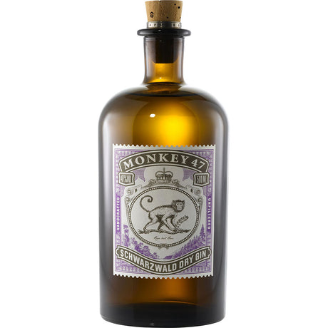 Monkey 47 Gin Dry Gin 47% 0,5 Liter kommt in einer braunen Flasche mit Korken und einem detaillierten Etikett, das einen Affen zeigt - ein Premium-Gin von Monkey 47 Gin, der für seine unverwechselbaren Botanicals bekannt ist.
