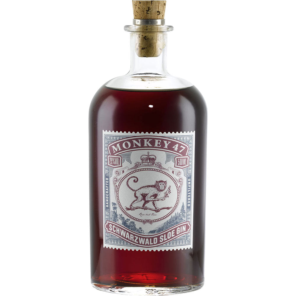 Eine 0,5-Liter-Flasche Monkey 47 Sloe Gin (29%) von Monkey 47 Gin mit einem Korkverschluss und einem detaillierten Affenetikett.