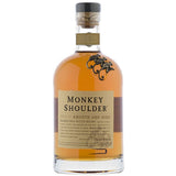 Eine 0,7-Liter-Flasche Monkey Shoulder Blended Malt Whisky (40%) von Monkey Shoulder mit einem hellbraunen Etikett und drei Affen auf der Schulter.