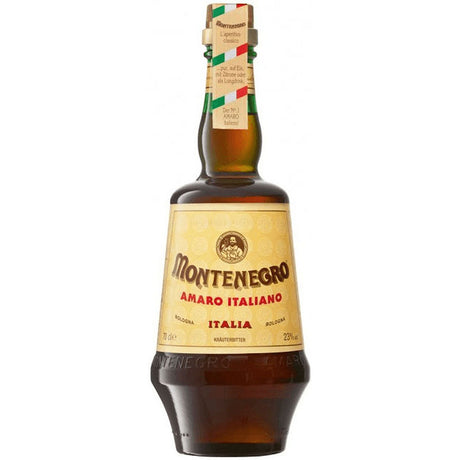 Montenegro Amaro Italiano 23% 0,7 Liter von Montenegro, ein italienischer Likör aus Bologna mit einem hellbraunen Etikett, das mit grünen, roten und goldenen Akzenten verziert ist.