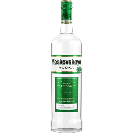 Abgebildet ist eine klare 1-Liter-Flasche Moskovskaya Vodka Latvia 38%, hergestellt aus kornneutralem Alkohol, mit einem grün-weißen Etikett vor weißem Hintergrund.