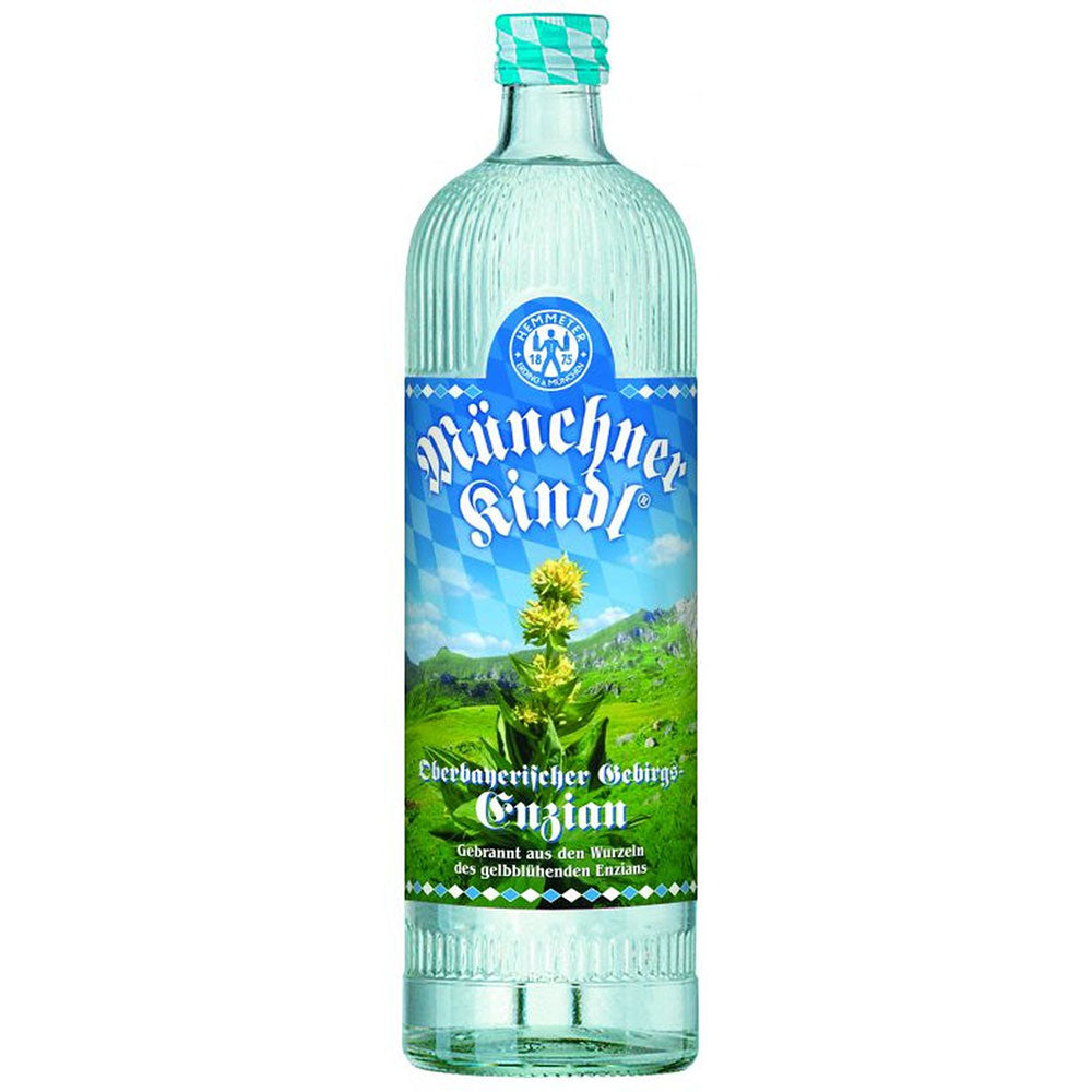 Eine 0,7-Liter-Flasche Münchner Kindl Oberbayerischer Gebirgsenzian (40%), eine bayerische Spezialität, mit blauem Etikett und Bergkulisse.