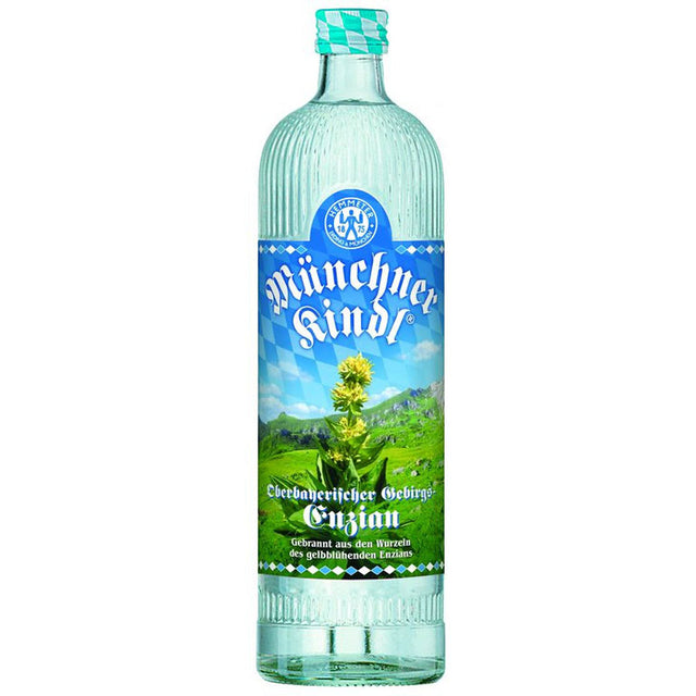 Eine 0,7-Liter-Flasche Münchner Kindl Oberbayerischer Gebirgsenzian (40%), eine bayerische Spezialität, mit blauem Etikett und Bergkulisse.