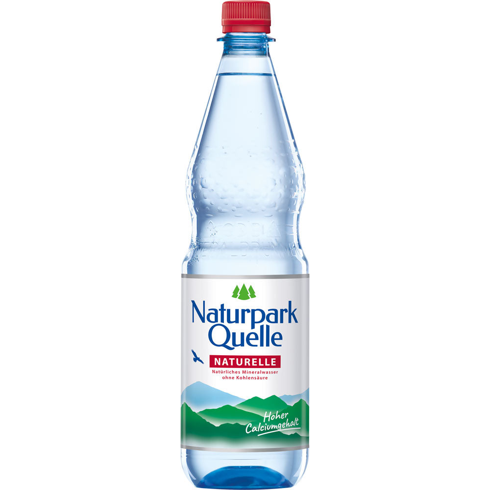 Eine blaue Naturpark Quelle Naturelle PET 1L-Flasche mit rotem Verschluss, malerischem Bergetikett und Herkunft aus dem Schwäbisch-Fränkischen Wald. Marke: Naturpark Quelle. Packung: 12x1L (MEHRWEG).