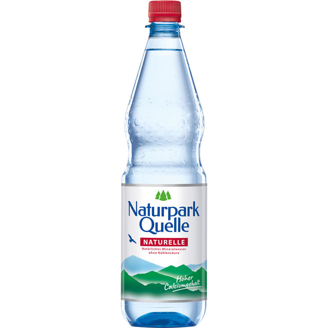 Eine blaue Naturpark Quelle Naturelle PET 1L-Flasche mit rotem Verschluss, malerischem Bergetikett und Herkunft aus dem Schwäbisch-Fränkischen Wald. Marke: Naturpark Quelle. Packung: 12x1L (MEHRWEG).