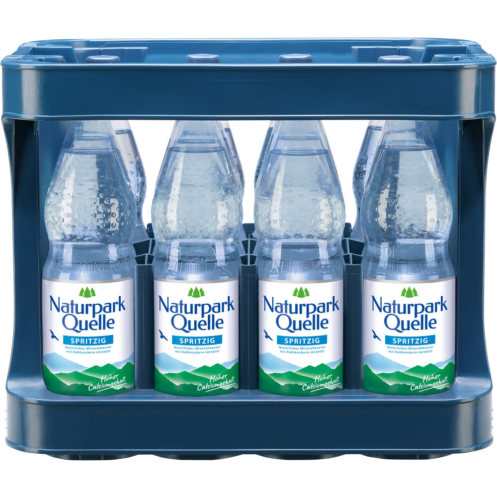 Zwölf Flaschen Naturpark Quelle Spritzig PET Mineralwasser (je 1L, MEHRWEG) in einer blauen Kunststoffkiste.