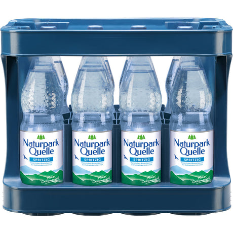 Zwölf Flaschen Naturpark Quelle Spritzig PET Mineralwasser (je 1L, MEHRWEG) in einer blauen Kunststoffkiste.