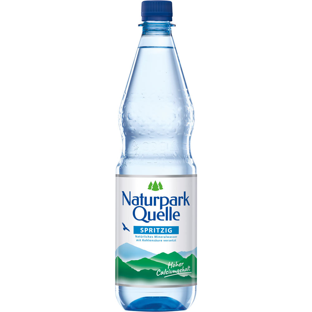 Eine blaue Flasche Naturpark Quelle Spritzig PET 1L (MEHRWEG), mit viel Kohlensäure und einem Bergmotiv auf dem Etikett, von Naturpark Quelle.