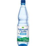 Eine blaue Flasche Naturpark Quelle Spritzig PET 1L (MEHRWEG), mit viel Kohlensäure und einem Bergmotiv auf dem Etikett, von Naturpark Quelle.