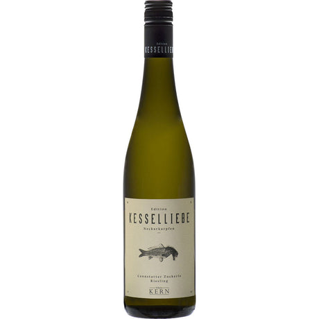Eine Flasche Wilhelm Kern Kesselliebe Neckarkarpfen Riesling feinherb 2024 Weißwein mit einem beigen Etikett mit Fischmotiv.