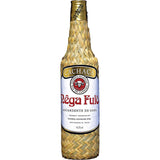 Eine 1-Liter-Flasche Nêga Fulô Aguardente de Cana Cachaça (41,5%), eine klassische brasilianische Spirituose, mit der charakteristischen geflochtenen Strohhülle und dem markanten weiß-roten Etikett.