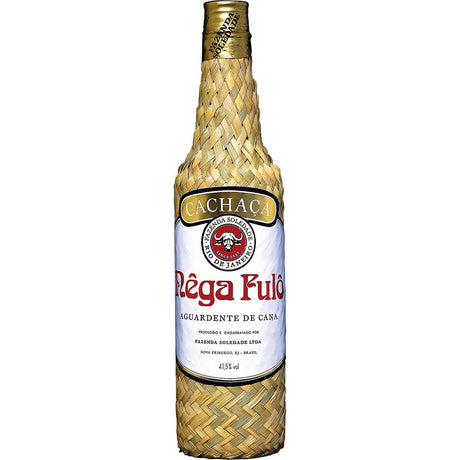Eine 1-Liter-Flasche Nêga Fulô Aguardente de Cana Cachaça (41,5%), eine klassische brasilianische Spirituose, mit der charakteristischen geflochtenen Strohhülle und dem markanten weiß-roten Etikett.