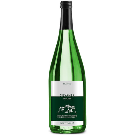 Eine grüne Flasche Neuffener Hohenneuffen Silvaner 12x 1 Liter (MEHRWEG) von der Weingärtnergenossenschaft Hohenneuffen mit einem weiß-grünen Etikett und einem schwarzen Verschluss.