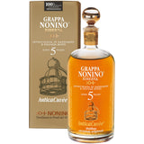 Eine Flasche Grappa Nonino Riserva AnticaCuvée 5 Jahre 43% (0,7L) von Nonino Distillatori, präsentiert in einer eleganten Goldbox.