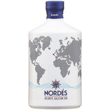 Nordés Gin 40% 0,7 Liter von Nordés Gin präsentiert sich in einer weißen Flasche mit einer gepunkteten Weltkarte und blauem Verschluss. Dieser einzigartige New Western Dry Gin wird aus Albariño-Trauben hergestellt und hat einen unverwechselbaren Geschmack.