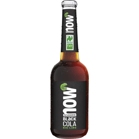 Eine gekühlte Glasflasche NOW Black Cola BIO Limonade (0,33 l) mit schwarzem Etikett und sichtbarem Kondenswasser, die einen einzigartigen Black-Cola-Geschmack mit einem anregenden Hauch von Guarana bietet. Verkauft als 10x MEHRWEG Flaschen.