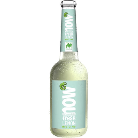 Eine NOW Fresh Lemon Bio 10x 0,33 Liter (MEHRWEG) Klarglasflasche mit Beschlag präsentiert reinen Zitronen-Geschmack aus ökologischem Anbau von der Marke NOW.