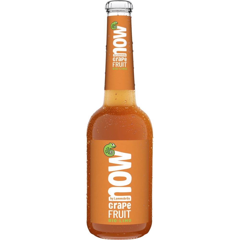 Eine gekühlte Flasche NOW Traubenfrucht Bio 10x 0,33 Liter (MEHRWEG) mit Kondenswasser im Glas, hergestellt aus natürlichen Zutaten für einen erfrischenden Geschmack.