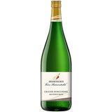 Eine grüne Flasche mit der Aufschrift "Oberbergener Vom Kaiserstuhl Grauer Burgunder trocken" (6x1L, MEHRWEG) der Winzergenossenschaft Oberbergen, Weißwein aus Deutschland, auf weißem Hintergrund.