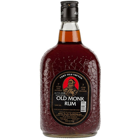 Eine 0,7-Liter-Flasche Old Monk Rum 7 Jahre (42,8%) mit einem strukturierten Glasdesign und einem Etikett, das einen Mönch zeigt.
